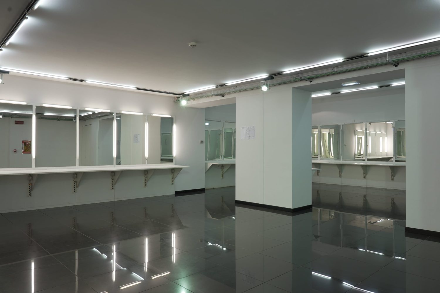 Backstage-postazioni-trucco-scaled