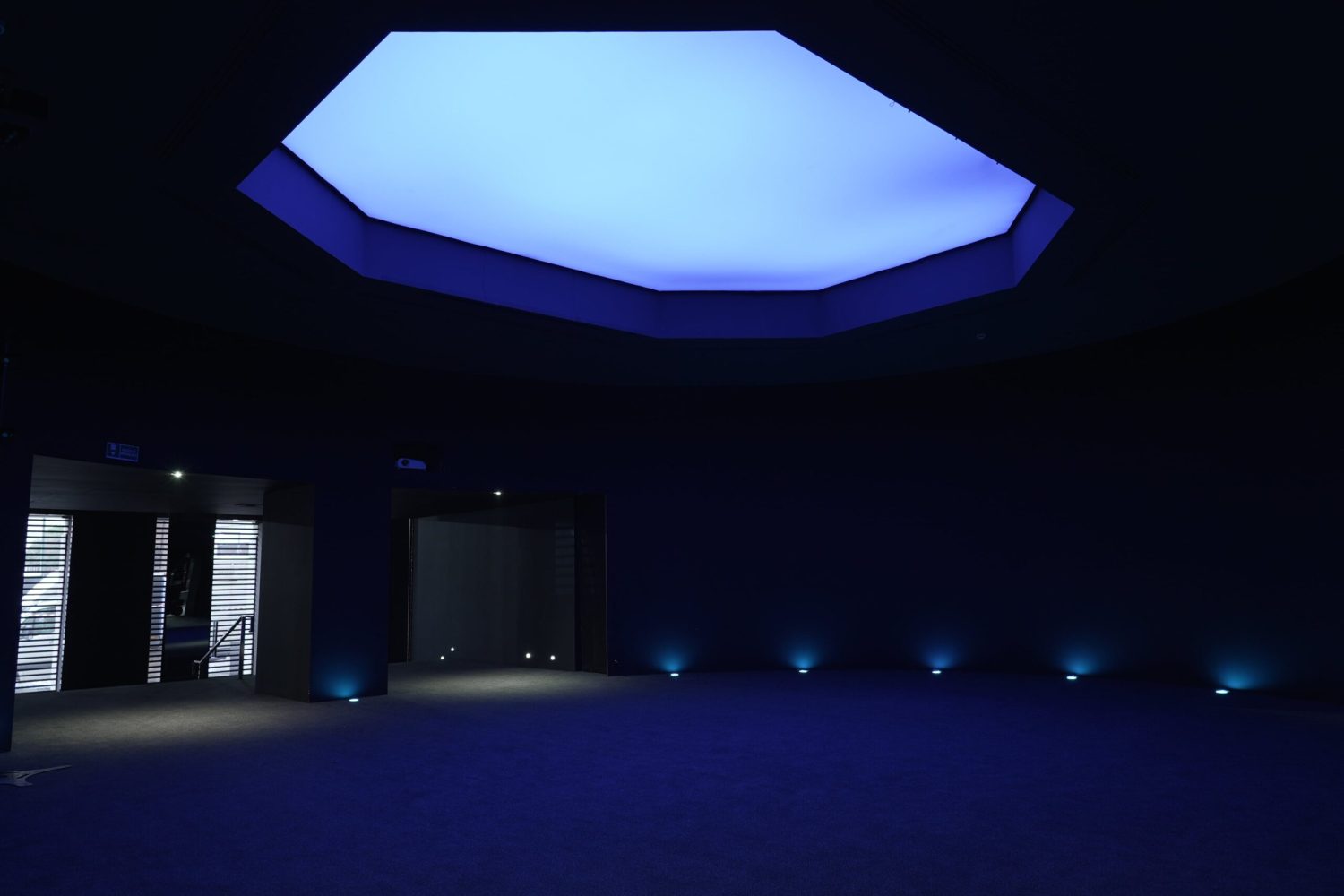 Foyer-vista-su-ingresso-scaled